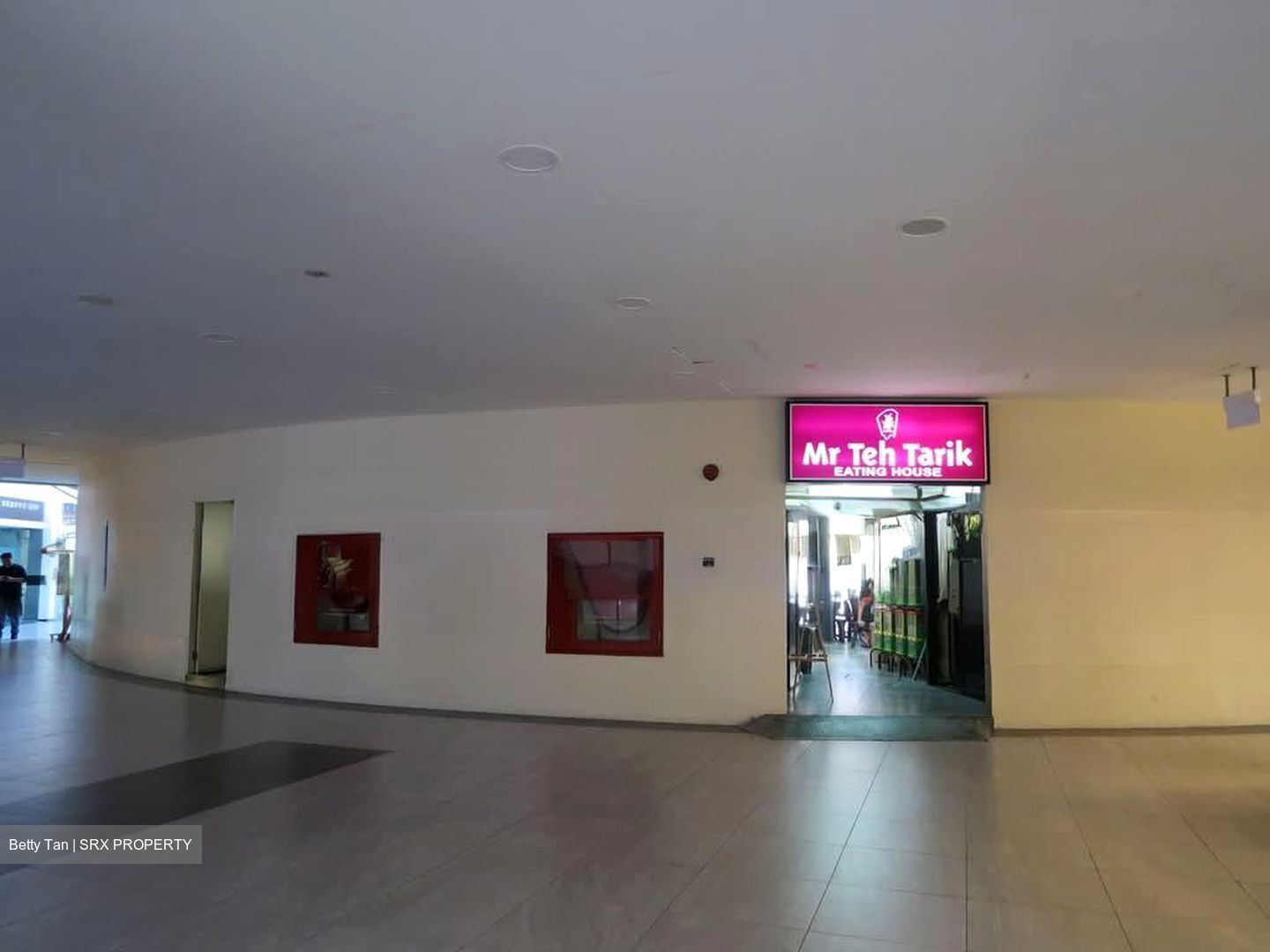 Elias Mall (D18), Retail #580089261